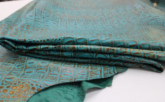Turquoise Crocodile Embossed LeatherThickness (mm/oz) :  1.1 - 1.3 mm/ 3..5 oz